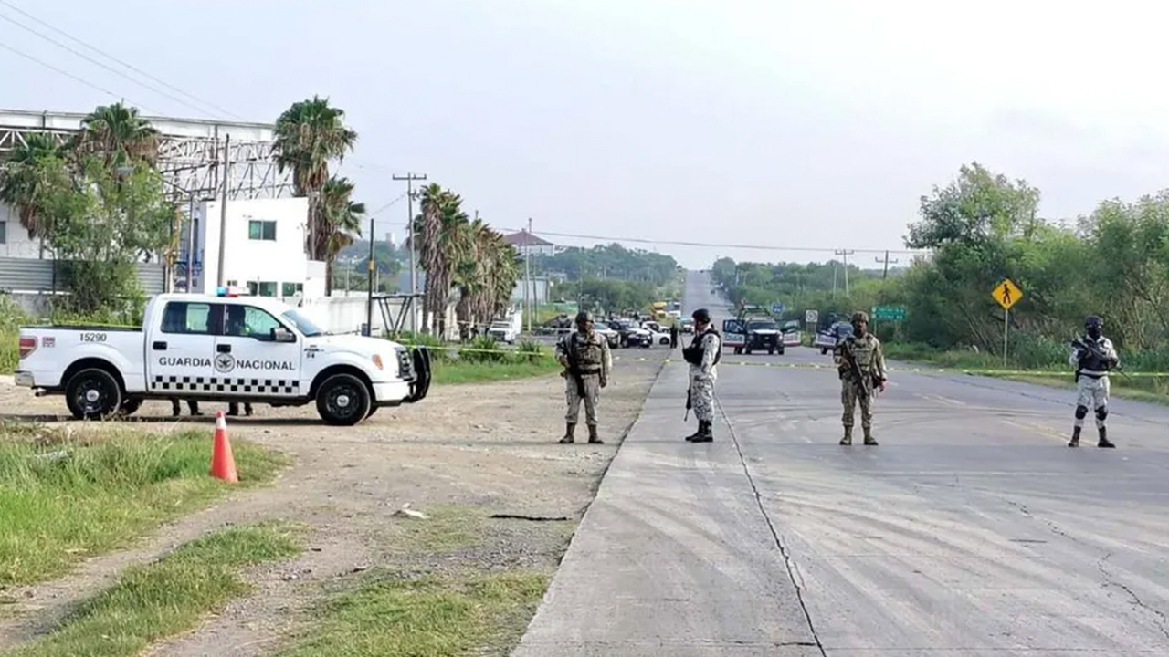 El hecho ocurrió sobre la carretera Cadereyta-Allende, dejando como saldo a tres hombres y una mujer, identificados como integrantes de un grupo criminal