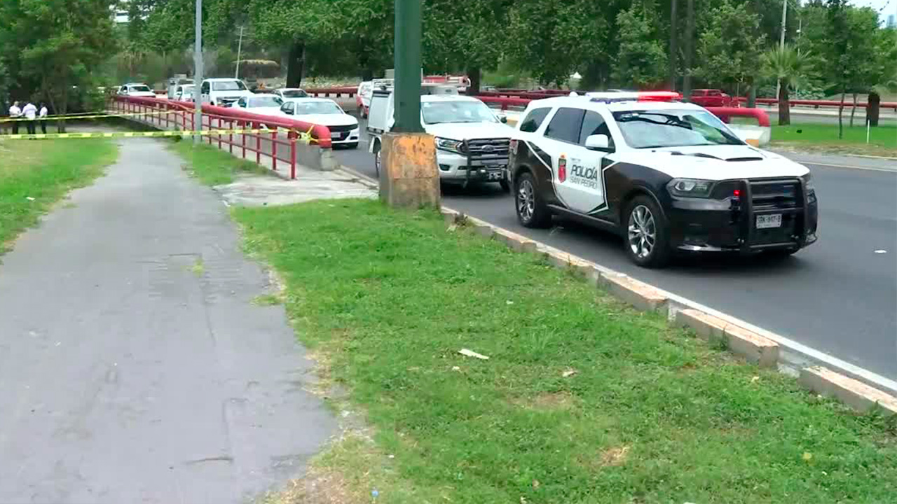 El cuerpo de una mujer fue encontrado sobre un registro de drenaje pluvial, con la cabeza y el pecho sumergido hacia la corriente de agua, en San Pedro.
