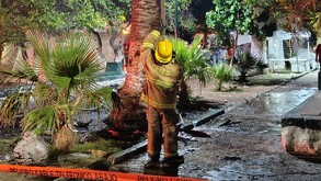 Elementos del Heroico Cuerpo de Bomberos acudieron al lugar a bordo de una unidad de ataque rápido y un camión cisterna.