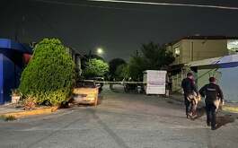 Un hombre de oficio carpintero fue atacado a balazos mientras trabajaba al interior de un domicilio en la colonia Agua Nueva en Guadalupe, Nuevo León.