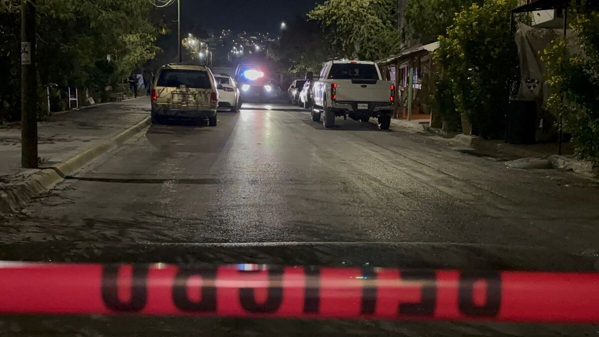 Un hombre de oficio carpintero fue atacado a balazos mientras trabajaba al interior de un domicilio en la colonia Agua Nueva en Guadalupe, Nuevo León.