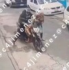 Motociclista le roba violentamente el mandado a adulta mayor en Ecatepec; la arrastró por el suelo.