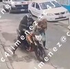 Motociclista le roba violentamente el mandado a adulta mayor en Ecatepec; la arrastró por el suelo. Motociclista le roba violentamente el mandado a adulta mayor en Ecatepec; la arrastró por el suelo.