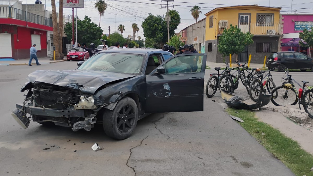 Un joven de 21 años provocó un accidente al pasarse un alto en la zona Centro de Gómez Palacio, dejando a una mujer y a sus dos hijos pequeños lesionados. Un joven de 21 años provocó un accidente al pasarse un alto en la zona Centro de Gómez Palacio, dejando a una mujer y a sus dos hijos pequeños lesionados.