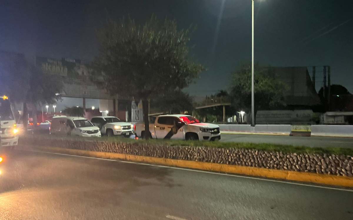 Un motociclista murió arrollado por un automóvil luego de chocar contra un muro de contención en la avenida Fidel Velázquez en Monterrey. Un motociclista murió arrollado por un automóvil luego de chocar contra un muro de contención en la avenida Fidel Velázquez en Monterrey.