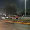 Un motociclista murió arrollado por un automóvil luego de chocar contra un muro de contención en la avenida Fidel Velázquez en Monterrey.