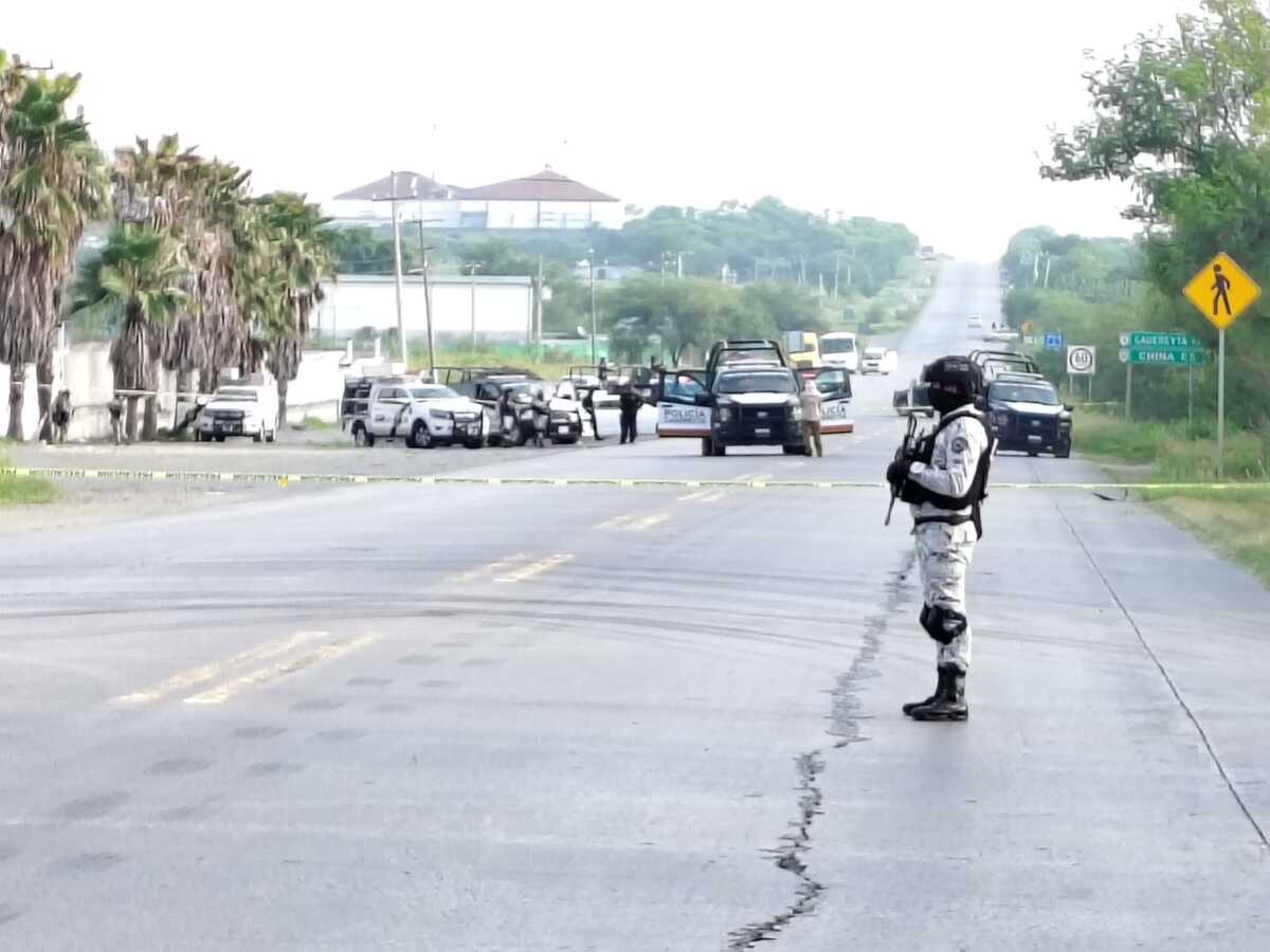 Un enfrentamiento entre policías y civiles armados dejó cuatro presuntos delincuentes abatidos sobre la carretera Cadereyta-Allende, en Nuevo León.