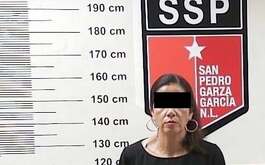 Una mujer fue detenida al intentar salir con un carrito de supermercado lleno de mercancía en una tienda de San Pedro Garza García.