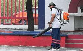 El Ayuntamiento de Monterrey intensificó una campaña de fumigación contra el dengue, informó la secretaria de Servicios Públicos, Mayela Quiroga.