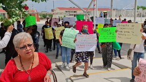 Padres y madres de familia se unieron en una protesta solidaria y tomaron la escuela durante horas para exponer su inconformidad.