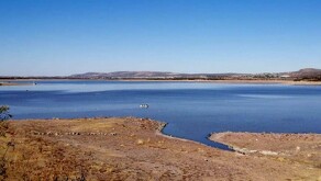 Esto consiste en liberar parte del agua almacenada a través de compuertas o canales, con el objetivo de que se rebase su capacidad máxima.