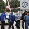 trabajadores de la planta de volkswagen en puebla saliendo de trabajar