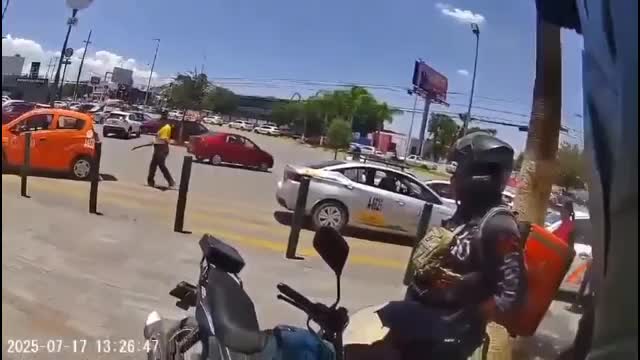 Una discusión entre dos taxistas que escaló a niveles alarmantes fue captada en video por un testigo en las inmediaciones de un centro comercial.