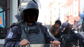 Su detención ocurrió durante un operativo de las tres fuerzas de gobierno en la zona del centro histórico para evitar la instalación de ambulantes.