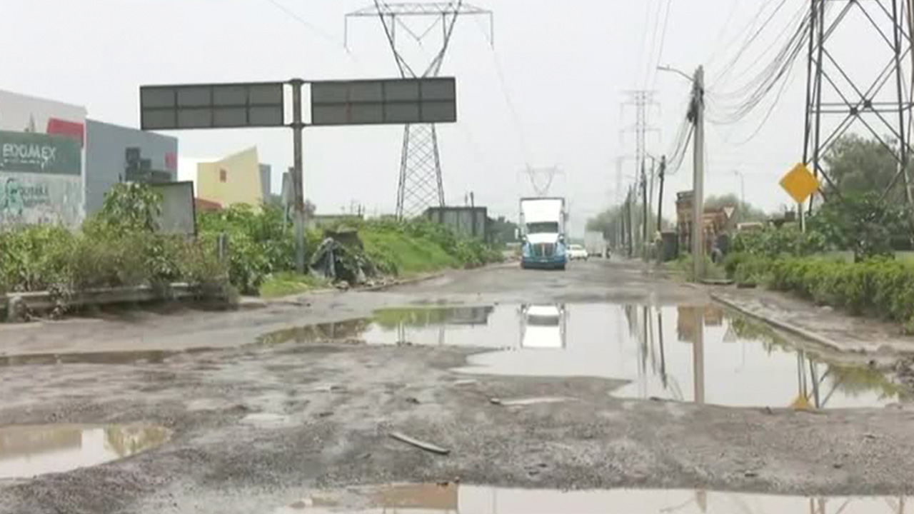 La falta de atención a baches y encharcamientos provocó el bloqueo por parte de los habitantes sobre la Avenida Mexiquense que exigen soluciones.