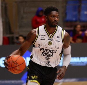 Brandon Paul con Fuerza Regia en el partido ante Freseros.