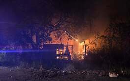 Una vivienda fue consumida por el fuego en el Centro de Montemorelos, Nuevo León, provocando una rápida movilización de cuerpos de emergencia.