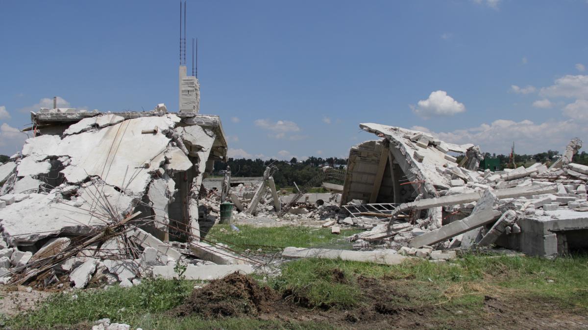 una construcción en ruinas una construcción en ruinas