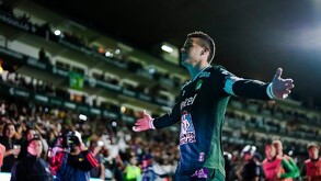 El Estadio León fue testigo de una tarde de contrastes donde Chivas dominó el balón pero León se llevó los tres puntos.