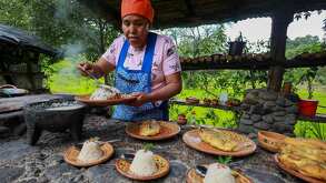 una cocinera elabora un chile en nogada