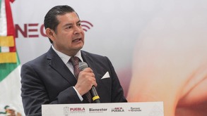 alejandro armenta con un micrófono en conferencia de prensa