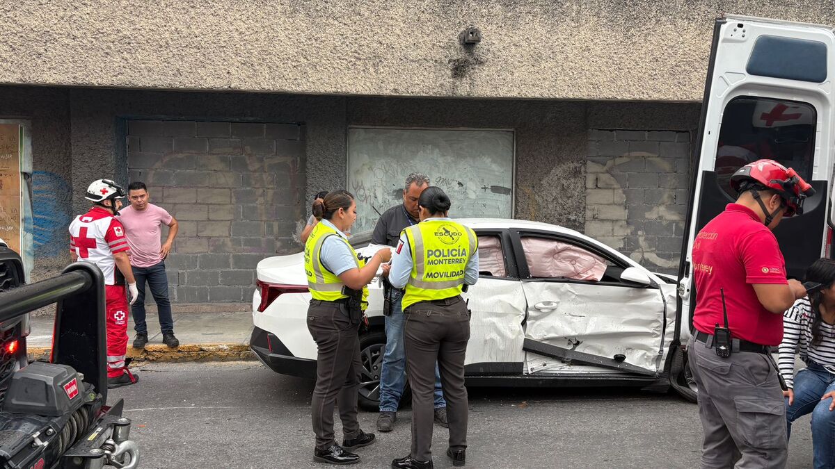Un choque de crucero en el Centro de Monterrey dejó un saldo de una familia de cuatro integrantes lesionada y daños considerables en vehículos.