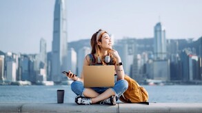 Existen múltiples formas en las que los nómadas digitales generan ingresos.