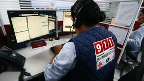 Una operadora del 911 en Jalisco ayudó a un hombre a salvar a su esposa que se atragantaba con un diente de ajo, guiándolo paso a paso.