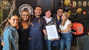 paco de las empanadas con otras personas en la inauguración de su restaurante