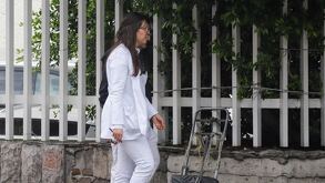 mujeres con uniforme blanco afuera de un hospital