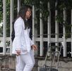 mujeres con uniforme blanco afuera de un hospital mujeres con uniforme blanco afuera de un hospital