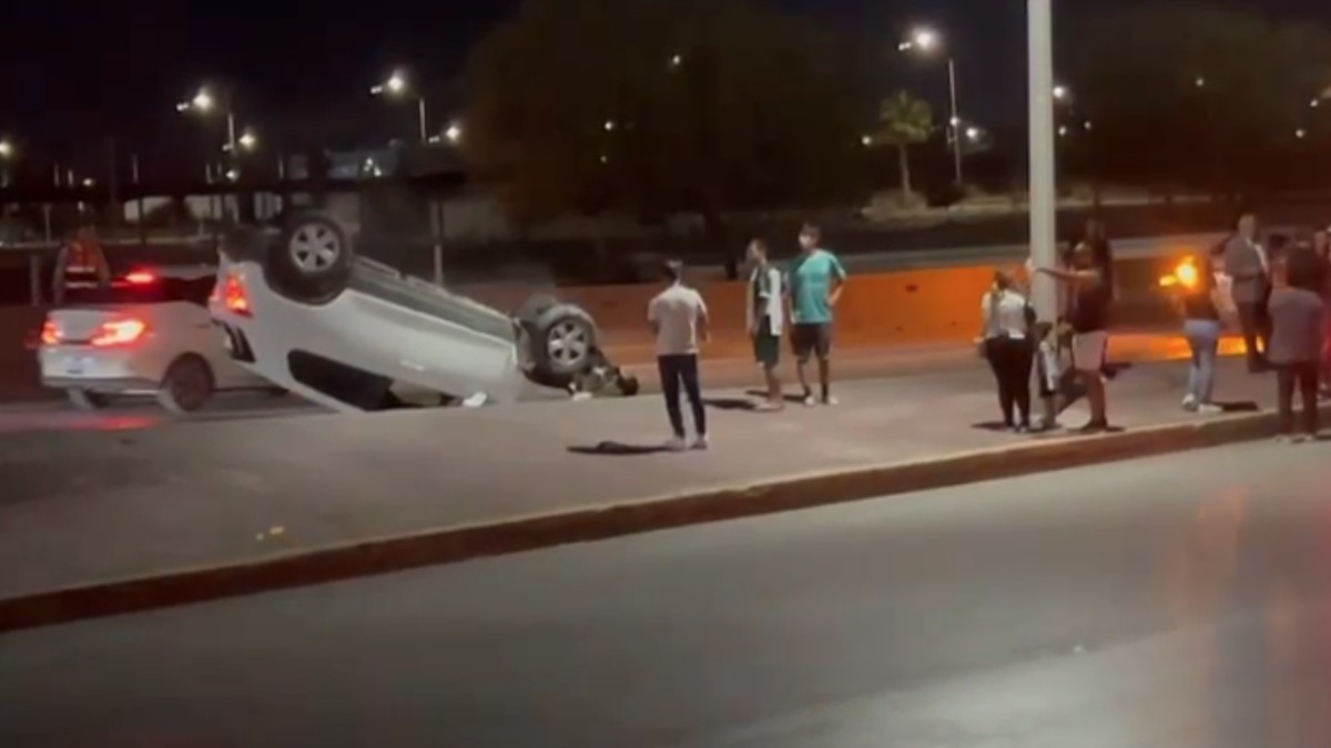 De acuerdo con testigos, el conductor resultó ileso y fue auxiliado por otro vehículo que llegó poco después del accidente De acuerdo con testigos, el conductor resultó ileso y fue auxiliado por otro vehículo que llegó poco después del accidente