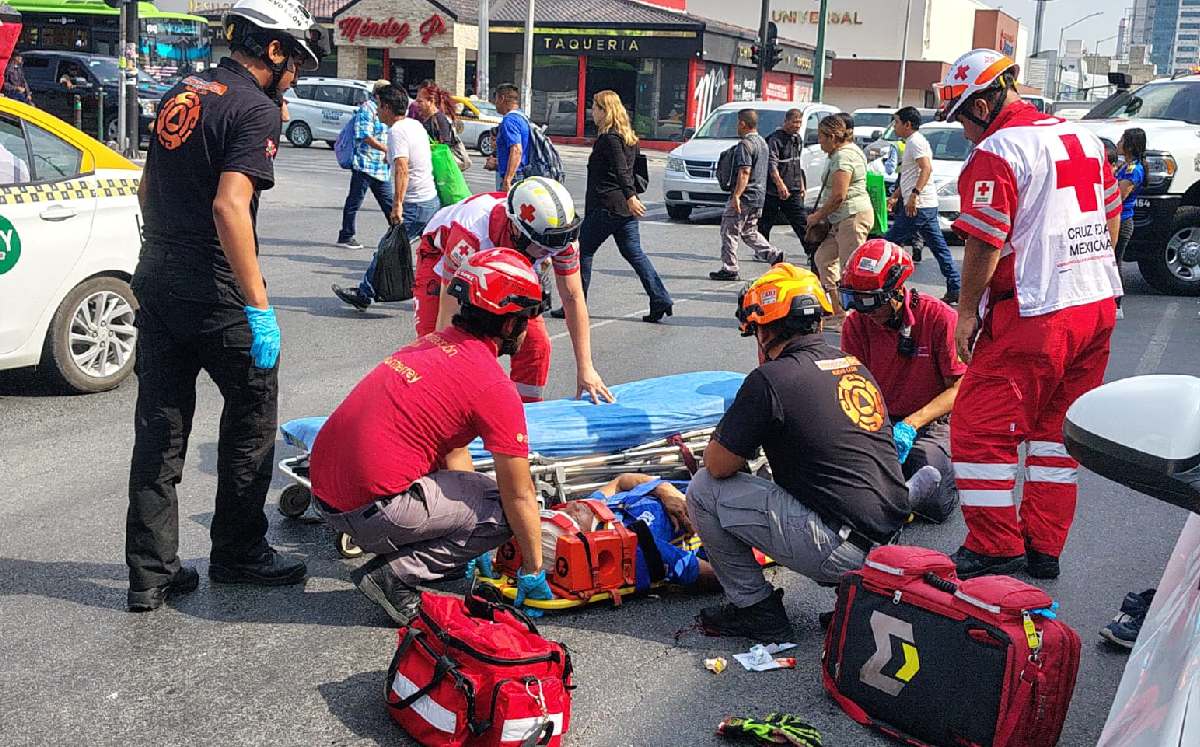 Un automóvil arrolló a un peatón en el Centro de Monterrey, para luego ser chocado por alcance por otro vehículo.