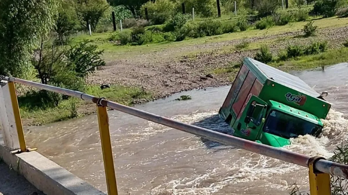 Un camión de la empresa refresquera AGA cayó este sábado al cauce del Río Laja, a la altura de la comunidad La Labor, en el municipio de San Felipe.