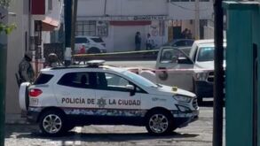 Dos hombres fueron asesinados a tiros en el Infonavit La Rosa, Puebla. Autoridades investigan si los hechos están conectados. Detalles aquí.