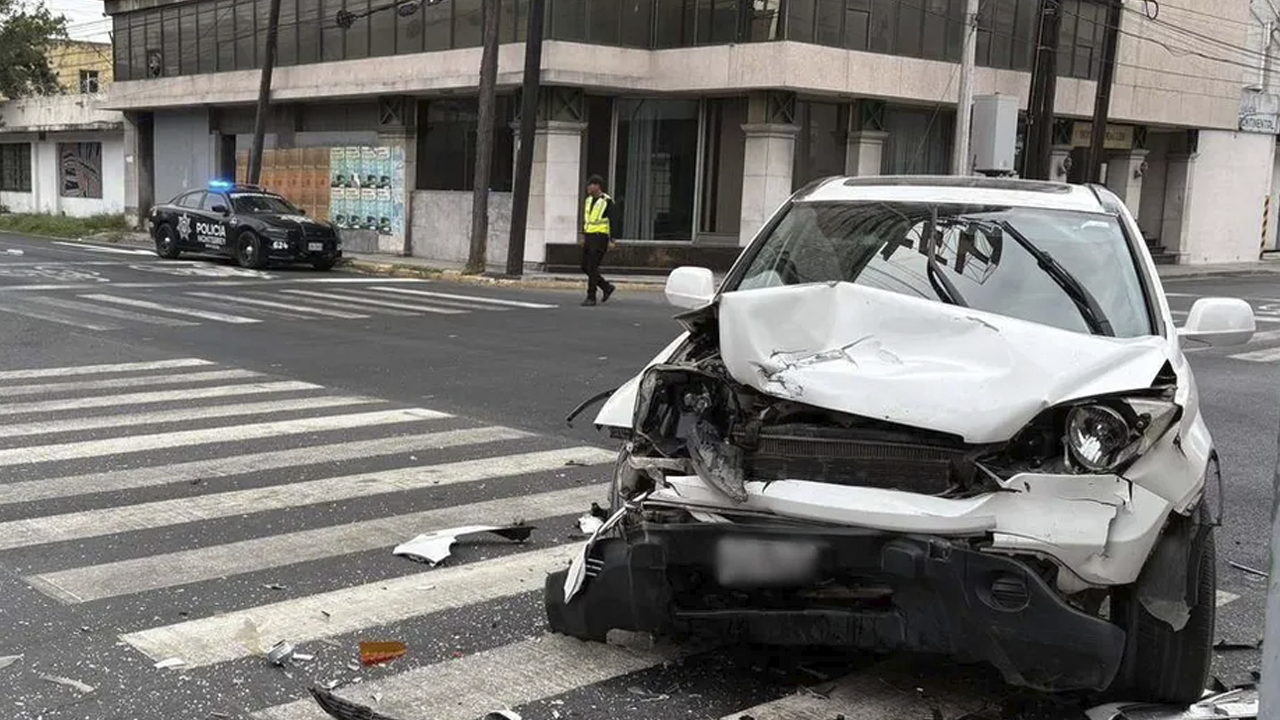 El accidente dejó daños materiales considerables y a una familia de cuatro integrantes con lesiones en el cruce de las calles Zaragoza y Arteaga.
