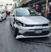 Un automóvil arrolló a un peatón en el Centro de Monterrey, para luego ser chocado por alcance por otro vehículo.