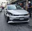 Un automóvil arrolló a un peatón en el Centro de Monterrey, para luego ser chocado por alcance por otro vehículo.
