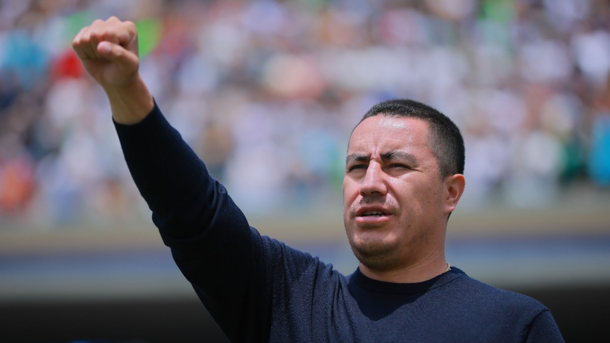 Efraín Juárez habla ante los medios sobre el desempeño de su portero Rodrigo Parra. Efraín Juárez habla ante los medios sobre el desempeño de su portero Rodrigo Parra.