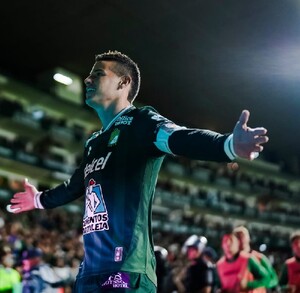 El Estadio León fue testigo de una tarde de contrastes donde Chivas dominó el balón pero León se llevó los tres puntos. El Estadio León fue testigo de una tarde de contrastes donde Chivas dominó el balón pero León se llevó los tres puntos.