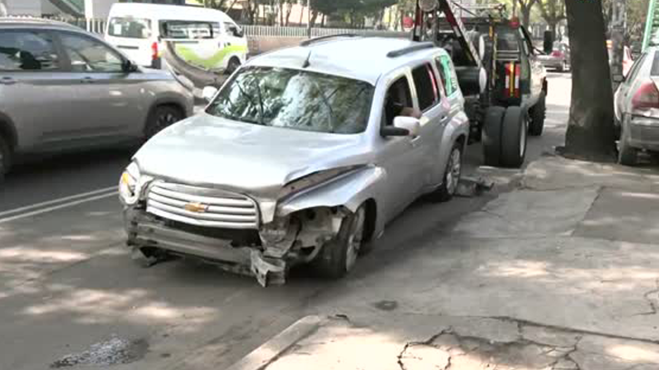 El accidente ocurrió sobre la avenida Aquiles Serdán. Primeros informes indican que el conductor iba a exceso de velocidad.