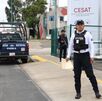 policías en una estación de control