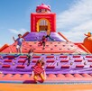 Una de las atracciones más esperadas es Kool City, considerado el castillo inflable más grande del mundo, con un circuito de obstáculos lleno de adrenalina. Una de las atracciones más esperadas es Kool City, considerado el castillo inflable más grande del mundo, con un circuito de obstáculos lleno de adrenalina.