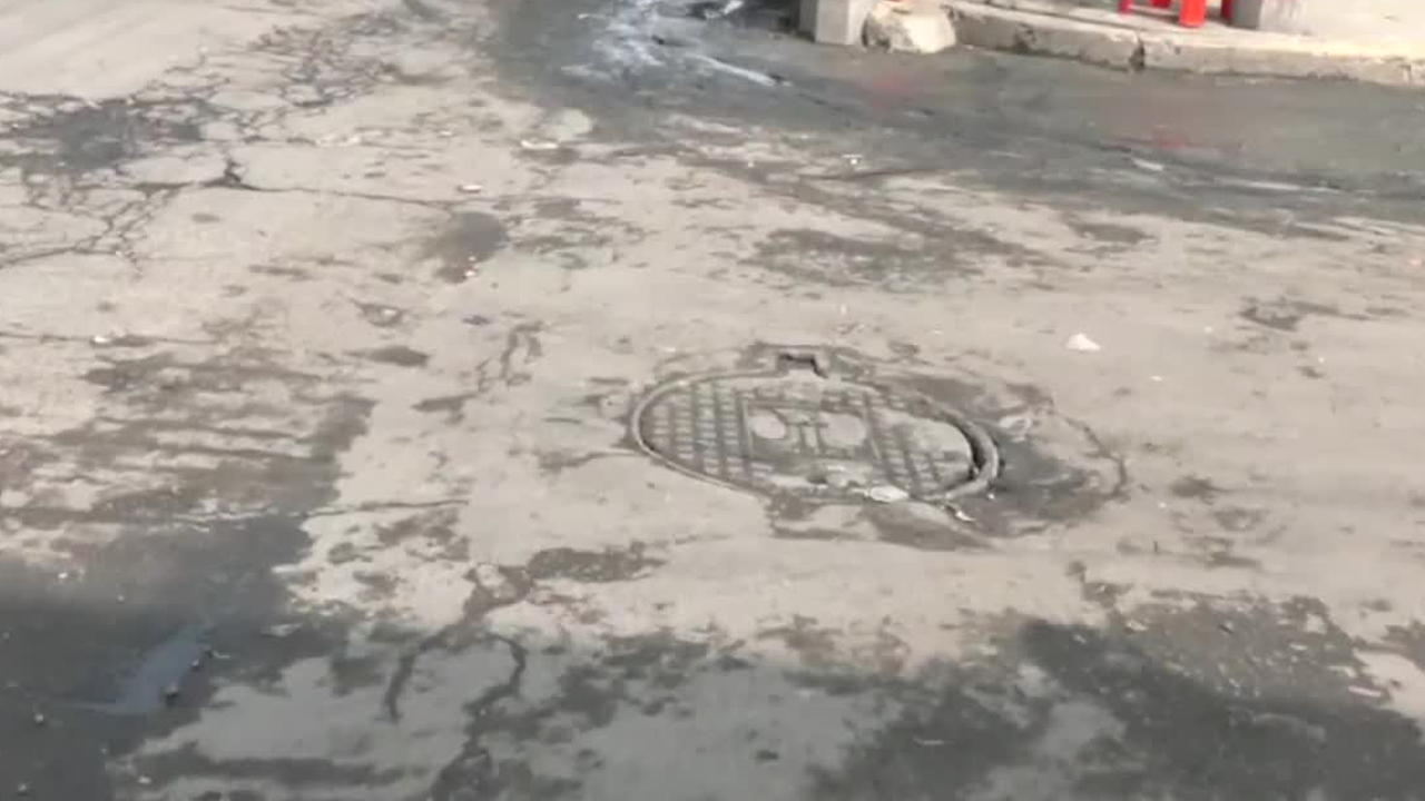 Habitantes de la colonia Evolución señalan que, pese a que el registro cuenta con tapa, esta se bota por la presión del agua.