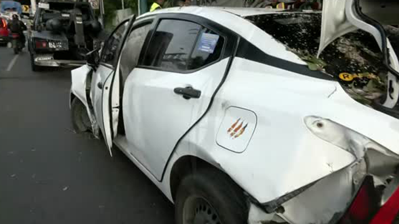 Servicios de emergencia acudieron a Viaducto Río de la Piedad para seccionar el árbol y poder liberar el vehículo.