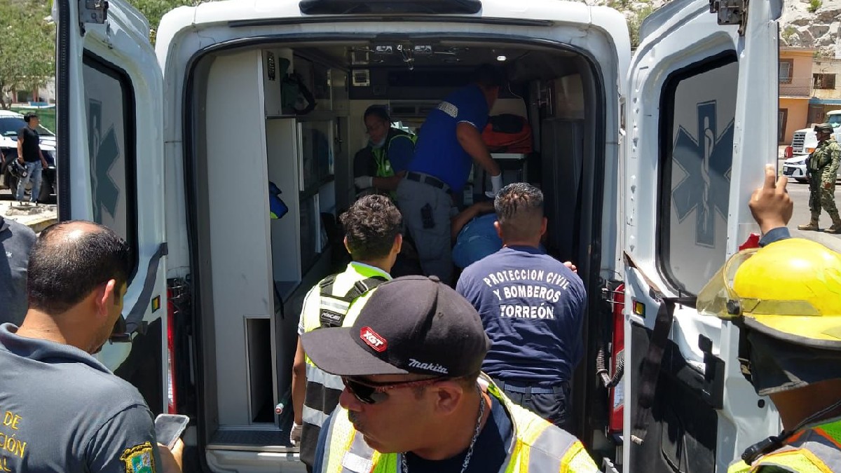 Motociclista y pasajera de taxi resultan lesionados tras aparatoso accidente vial, ambos alegaron haber tenido la luz verde.