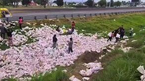Un tráiler cargado de papayas volcó en la México-Puebla y ciudadanos robaron la mercancía, dejando al conductor herido. El video del saqueo indigna en redes.
