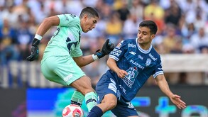 Alán Bautista marca el primer gol de Pachuca en el partido gracias a un error el joven portero Parra de los Pumas.