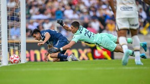 Los Pumas de la UNAM volvieron a perder en el Apertura 2025 y Rodrigo Parra, su portero de 17 años, volvió a ser factor en la derrota.