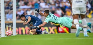Los Pumas de la UNAM volvieron a perder en el Apertura 2025 y Rodrigo Parra, su portero de 17 años, volvió a ser factor en la derrota.